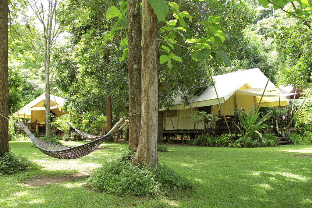 storby, river kwai og sandstrande